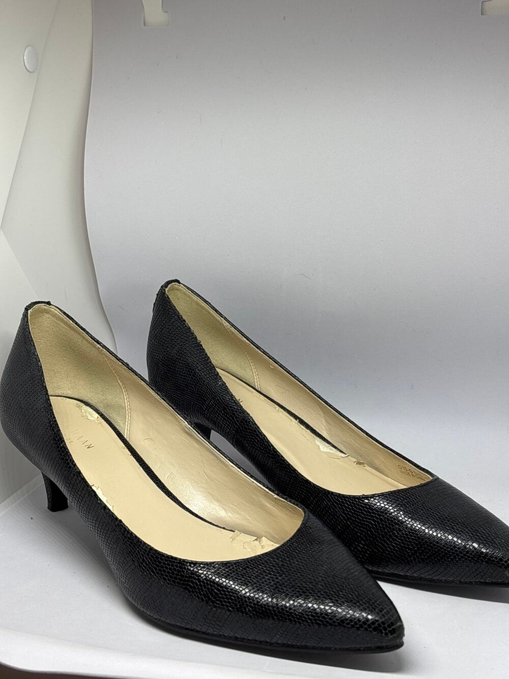 Cole Haan Black Textured Leather Low Heel Pumps Pointed Toe Women's Size 9B